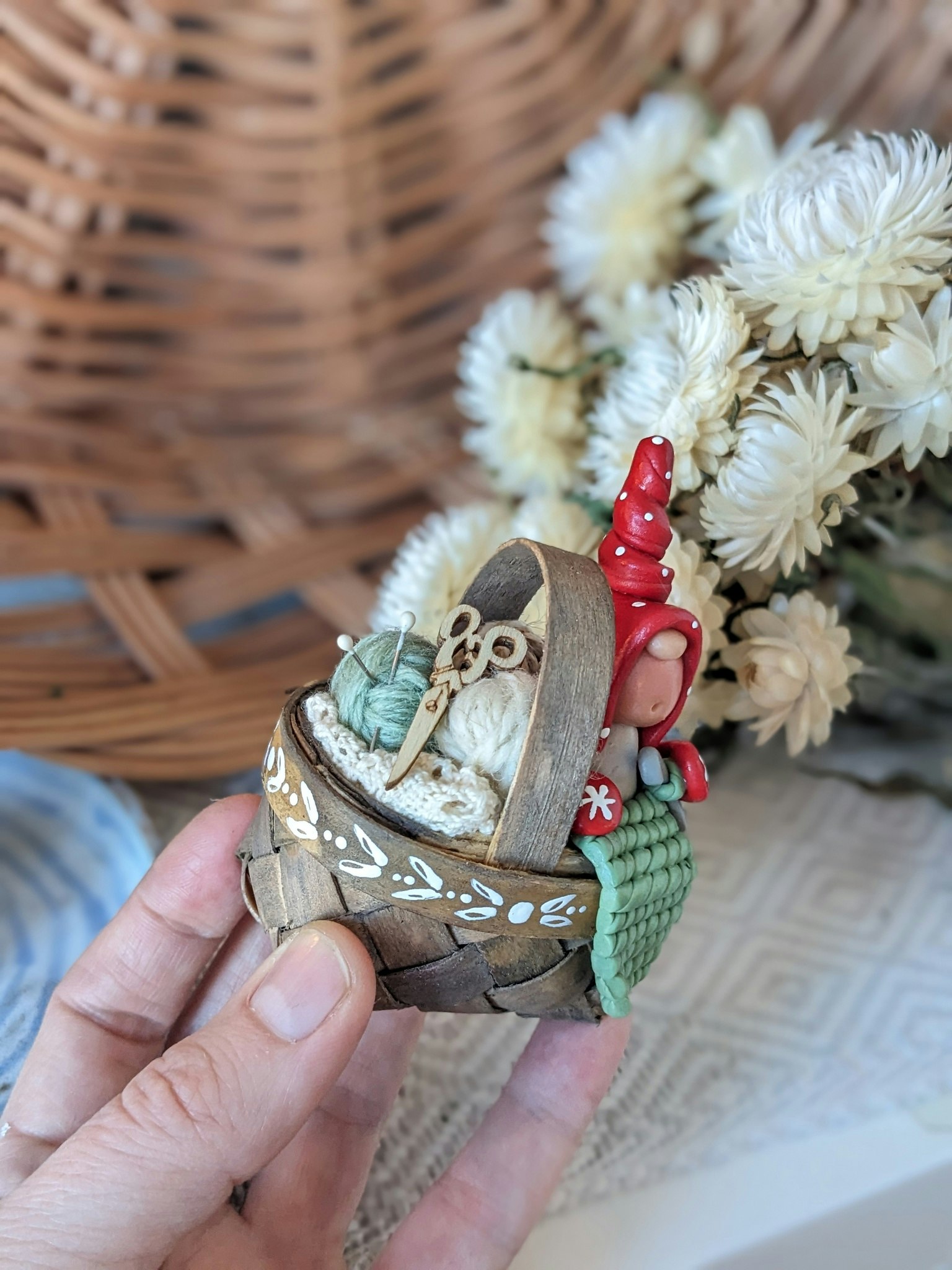 Mini-korg med pysslande nisse "jul-virkning"