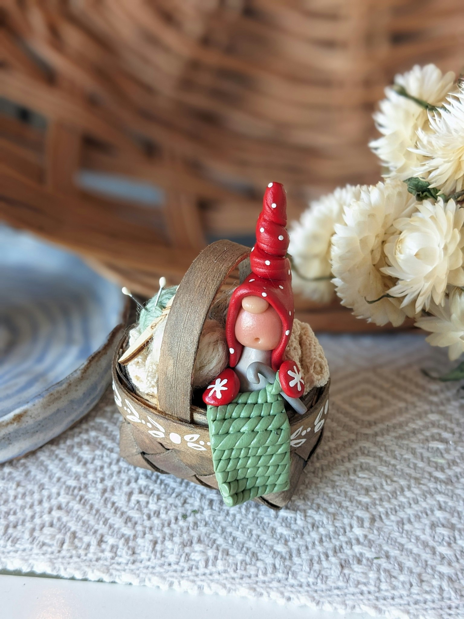 Mini-korg med pysslande nisse "jul-virkning"