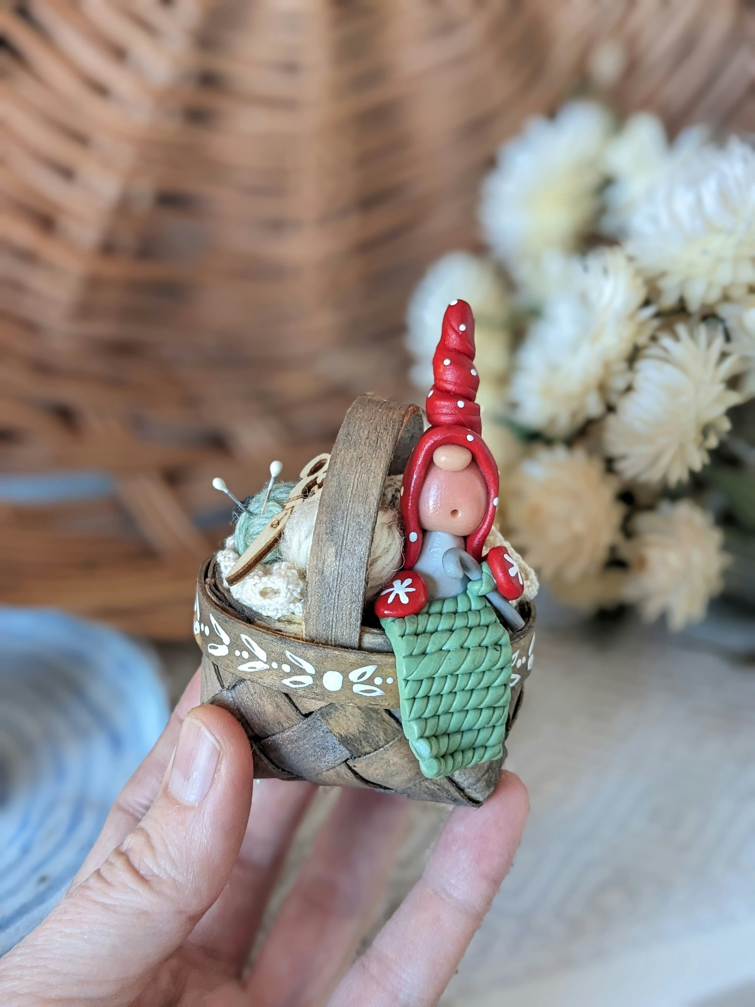 Mini-korg med pysslande nisse "jul-virkning"