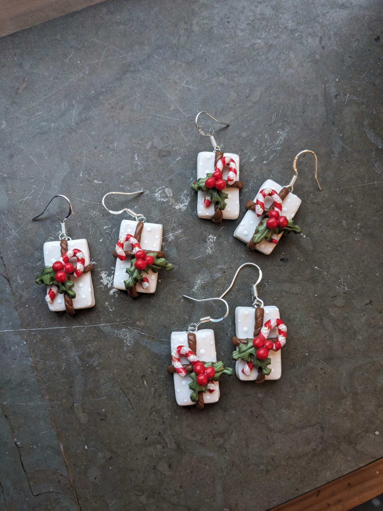 Örhängen- Vita paket med polkagris och julbär