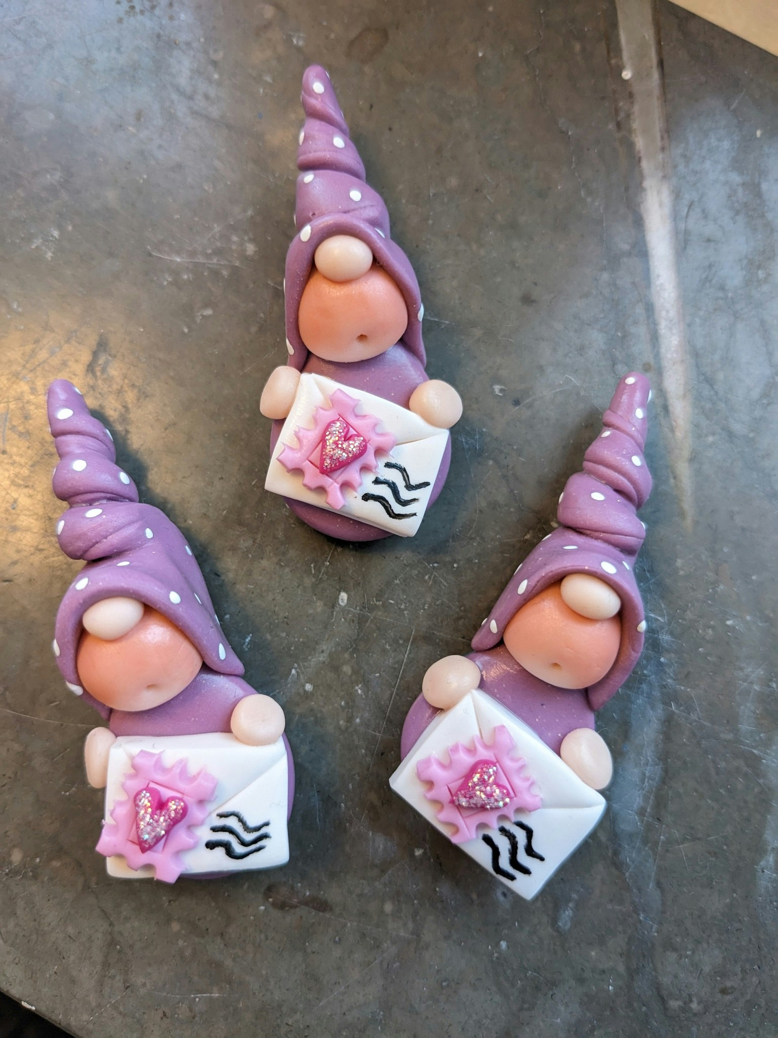 1 st Nissemagnet- Lila Nisse med kärleksbrev