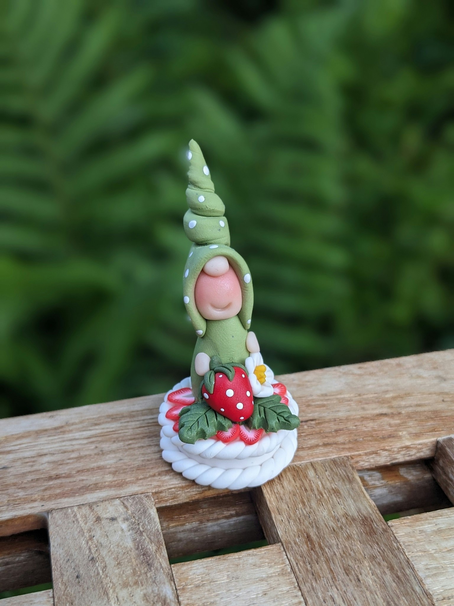 Fristående nisse på midsommar-tårta