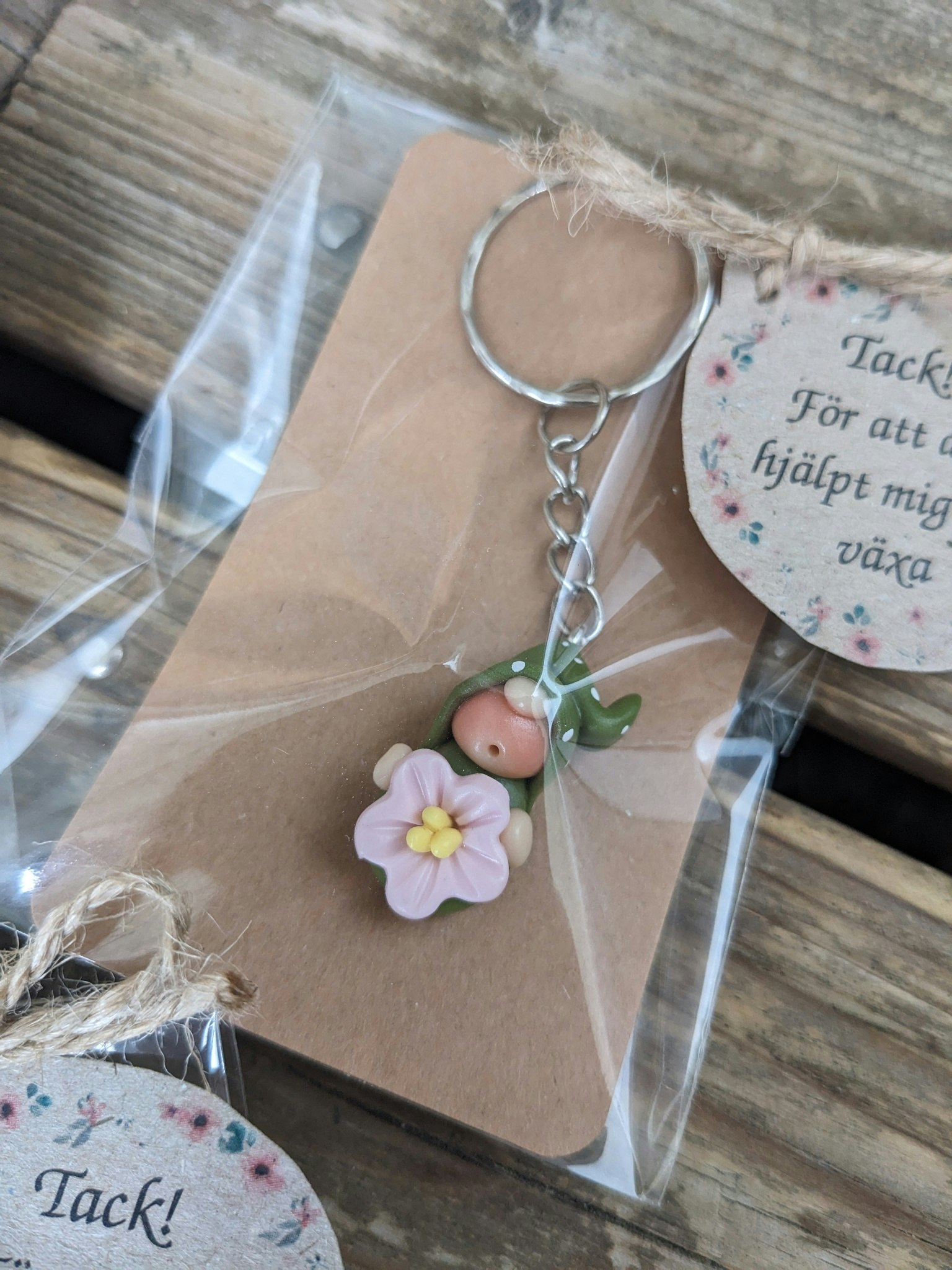 Frökenpresent- Grön nisse-nyckelring i presentförpackning