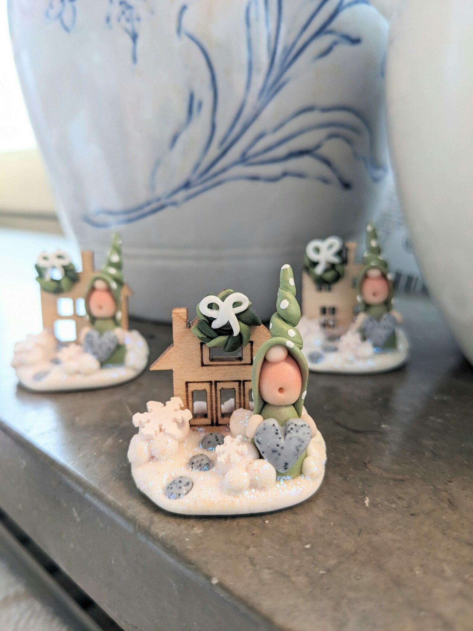 Mini-mini-landskap med med nisse och trähus