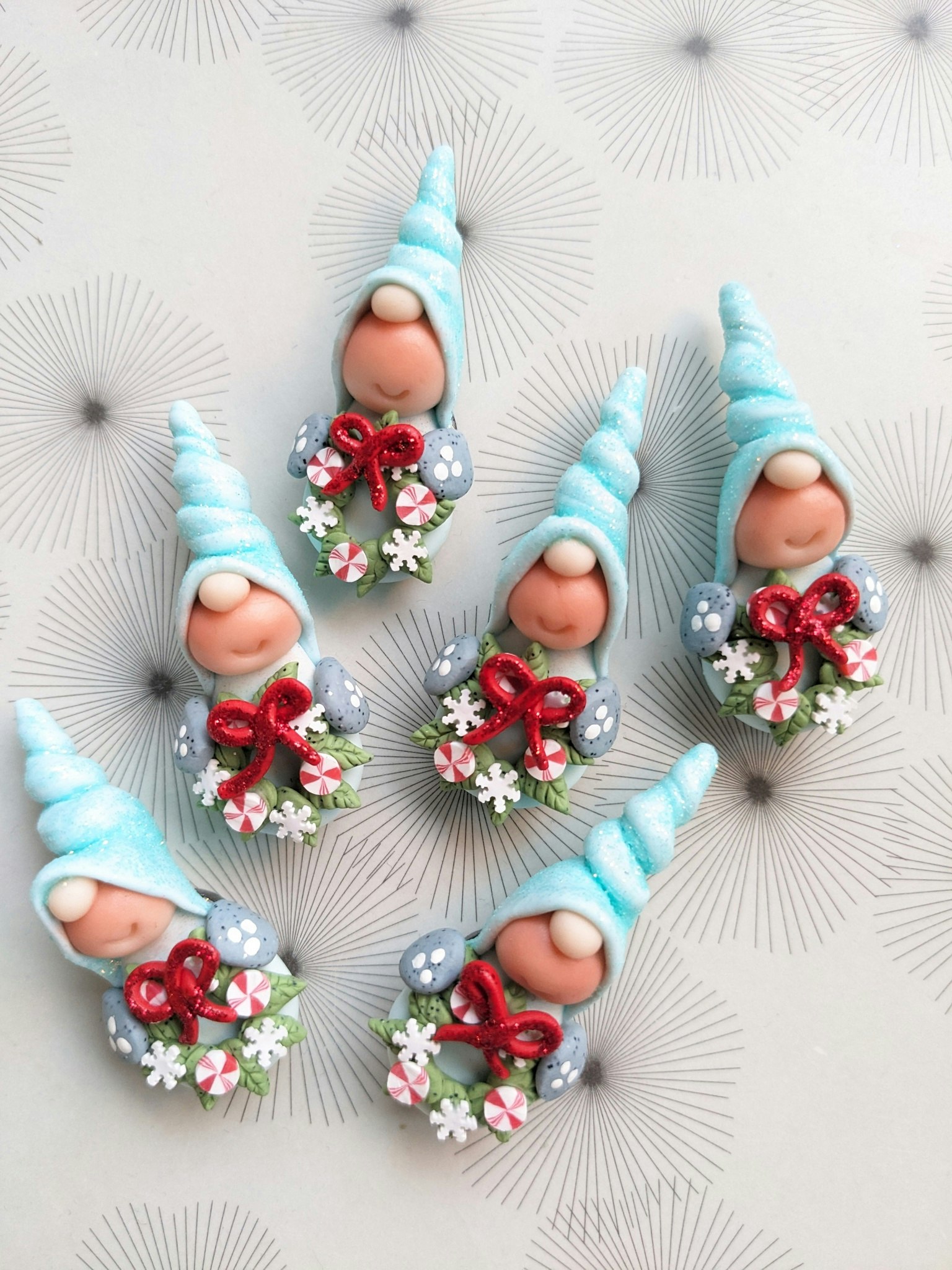 1 st Nissemagnet- Glitterfrostig turkos Nisse med krans