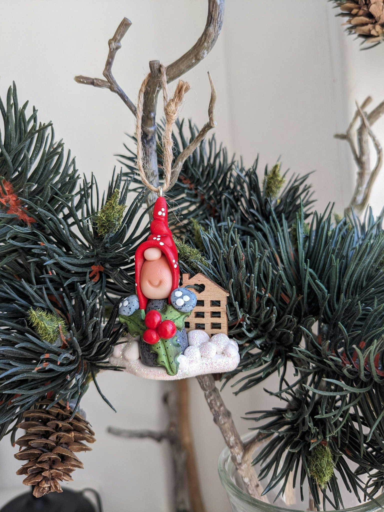 Julgranshänge- Nisse med julbär och söta trähus i bakgrunden