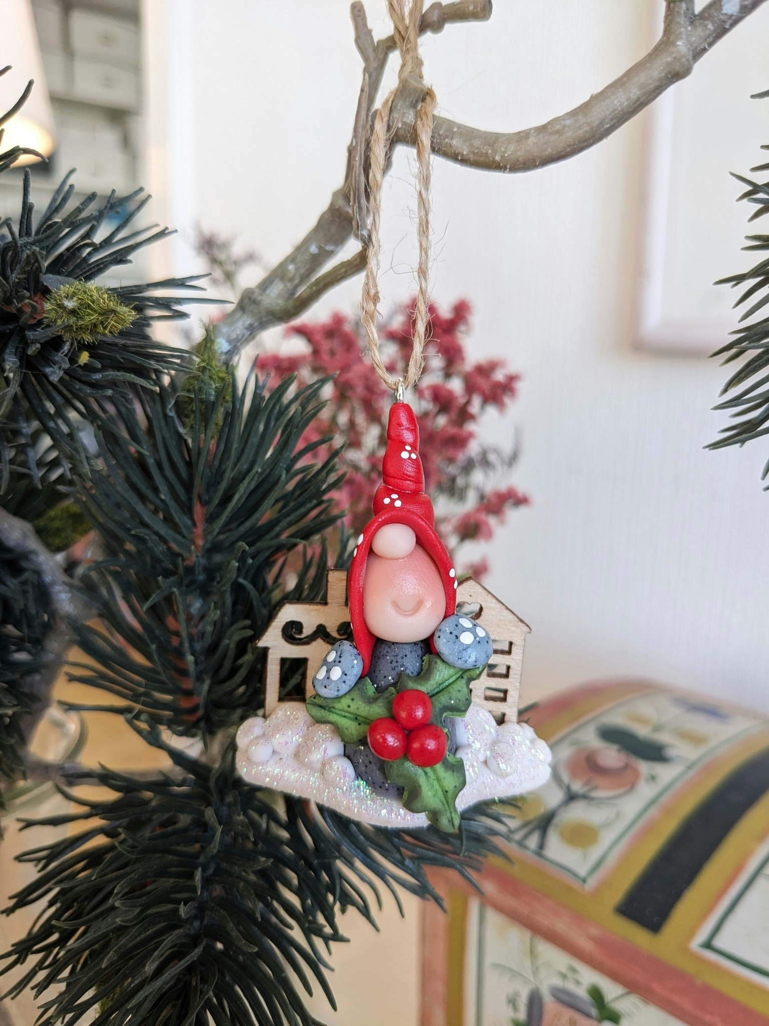 Julgranshänge- Nisse med julbär och söta trähus i bakgrunden