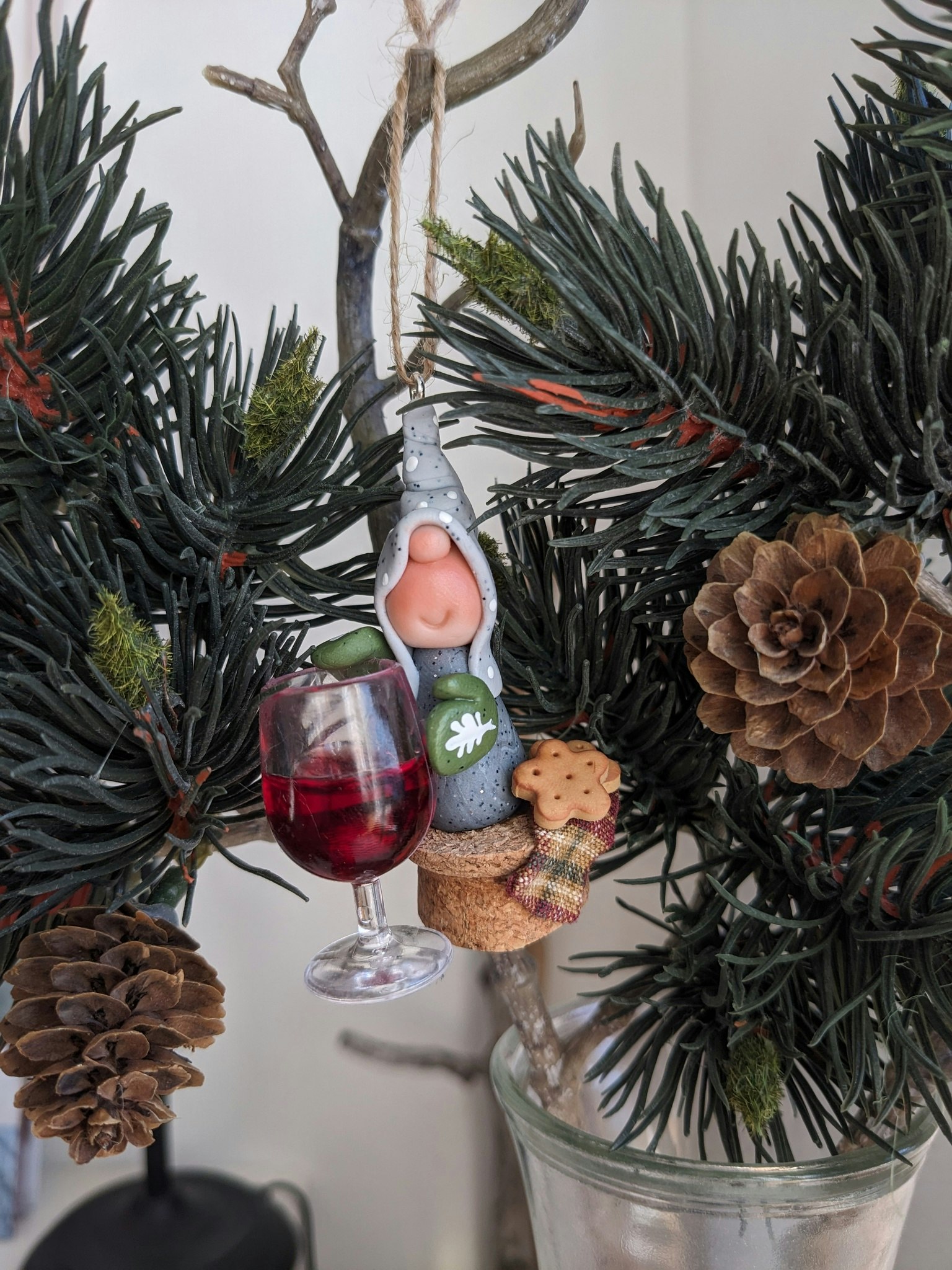 Julgranshänge- Nisse med rödvinsglas och kex