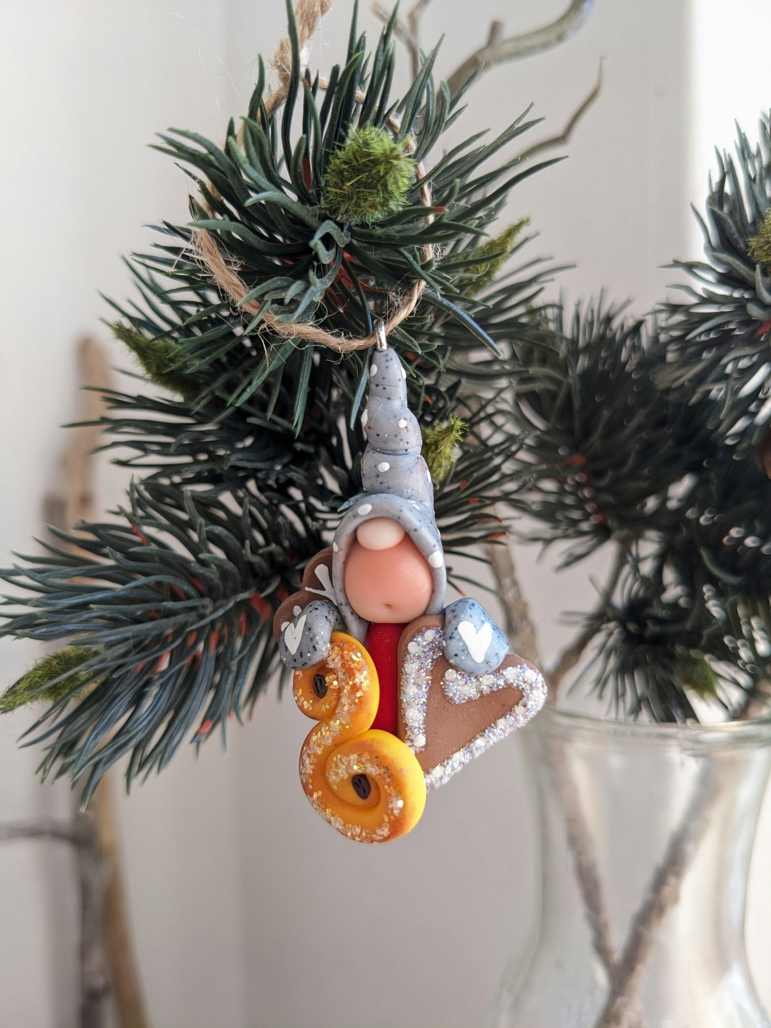 Julgranshänge- Nisse med lussebulle och pepparkaka