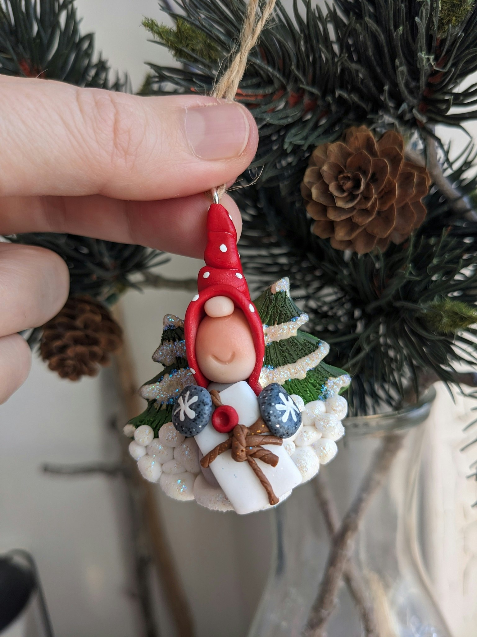 Julgranshänge- Nisse i granskog