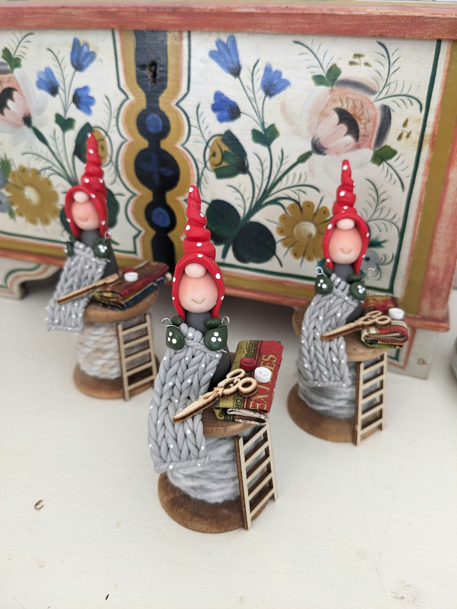 STOR fristående nisse- Trådrulle med pysslande nisse "jul-stickning"