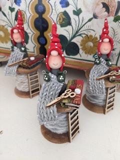 STOR fristående nisse- Trådrulle med pysslande nisse "jul-stickning"