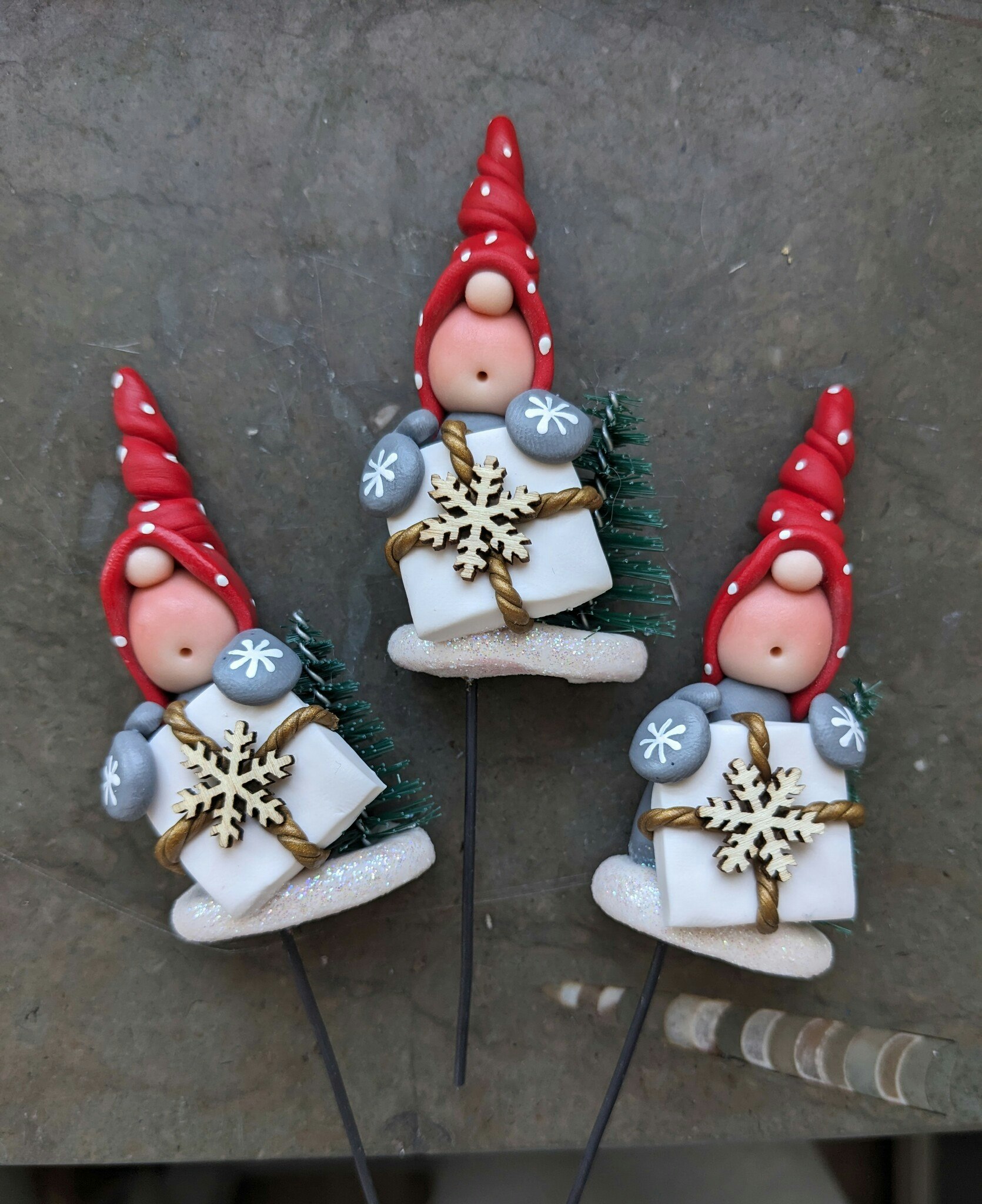 Blompinne- 'Nisse med gran och paket'