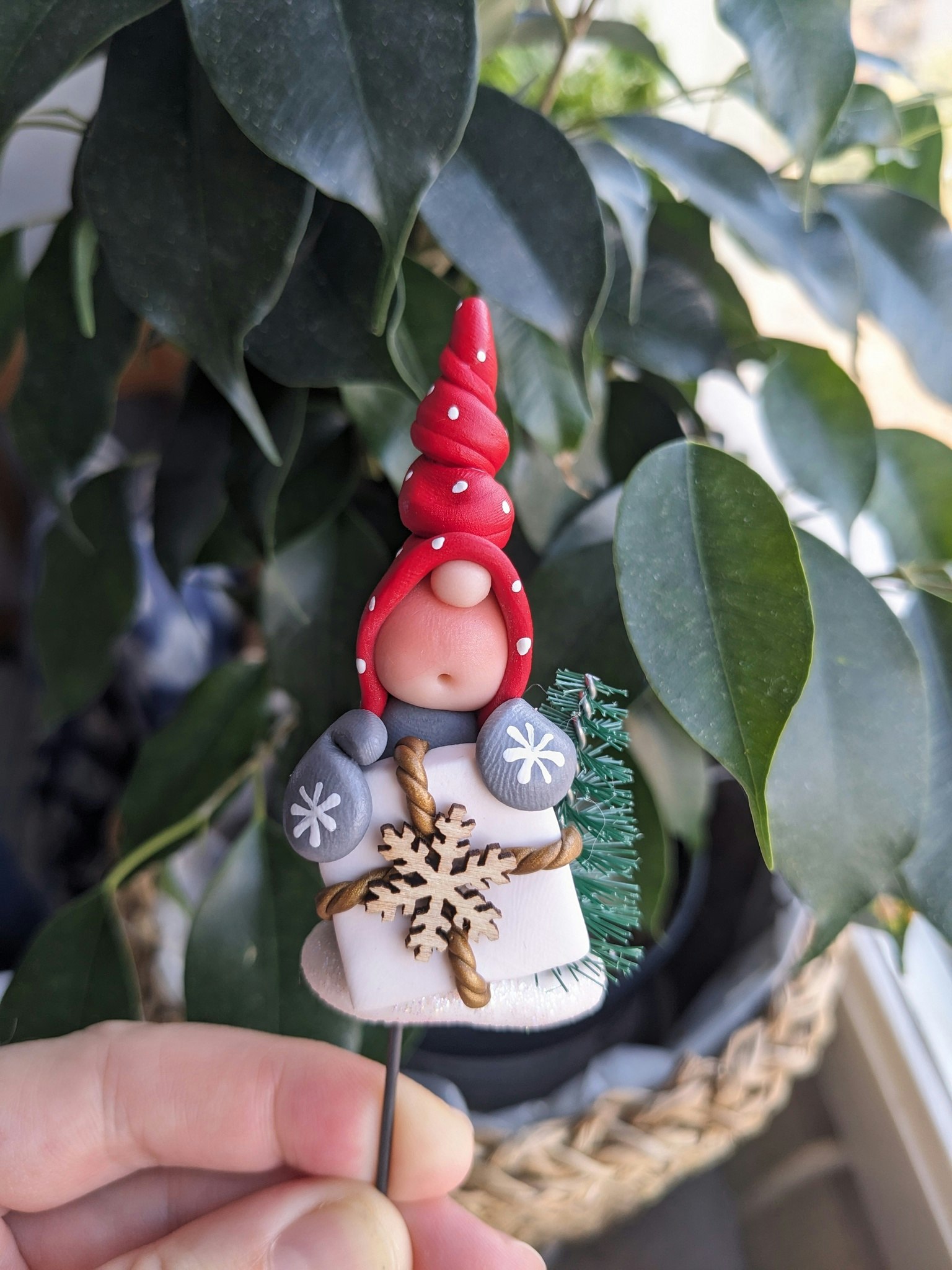 Blompinne- 'Nisse med gran och paket'
