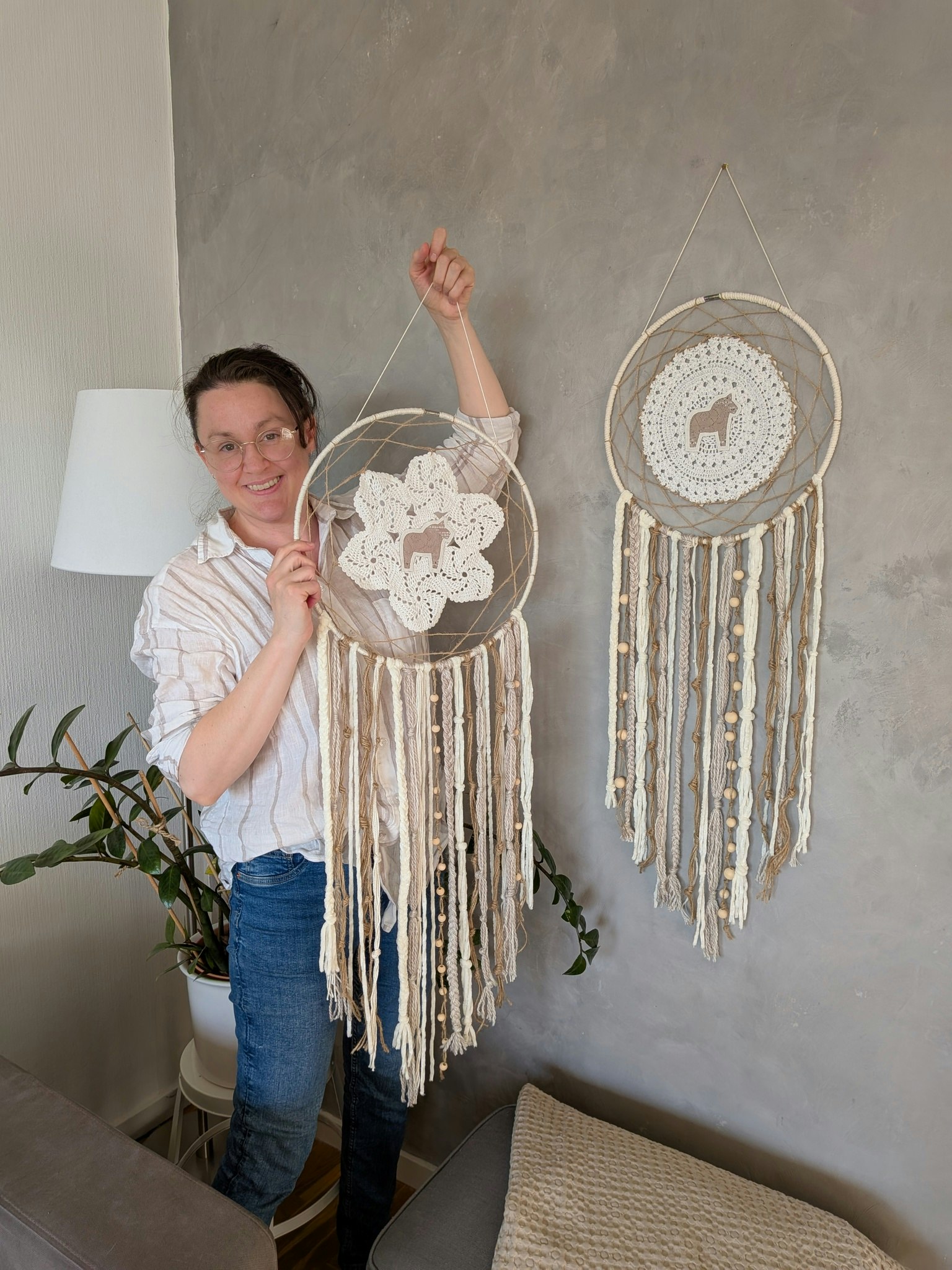 Stor Drömfångare i vitt och naturfärg: Dalahäst (blomformad mitt)