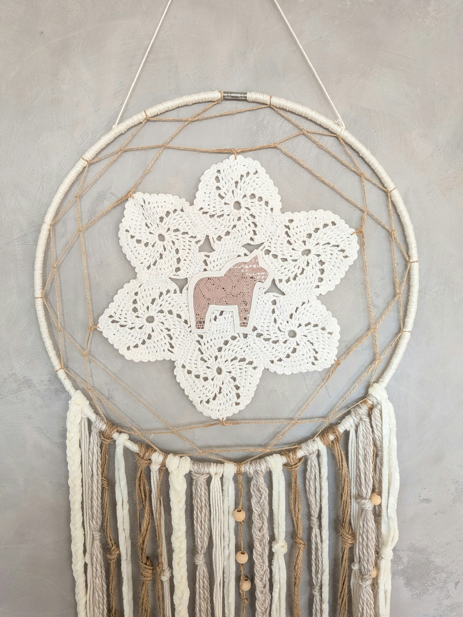 Stor Drömfångare i vitt och naturfärg: Dalahäst (blomformad mitt)