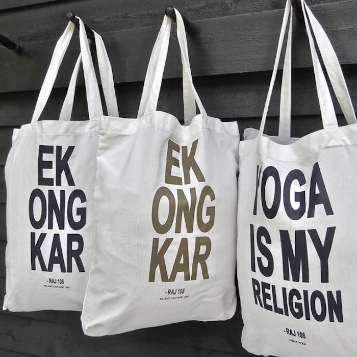 Väska Pärlvit- Yoga Is My Religion - RAJ 108