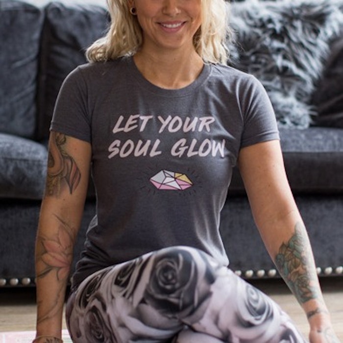 T-shirt Let Your Soul Glow Grå - Yogia