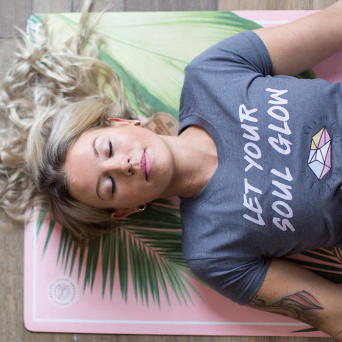 T-shirt Let Your Soul Glow Grå - Yogia
