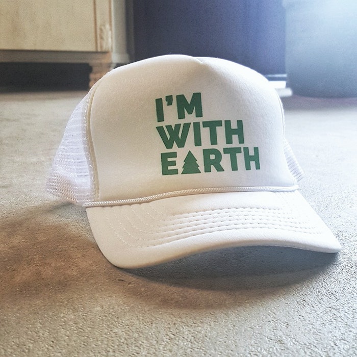 "I´m with earth"  keps