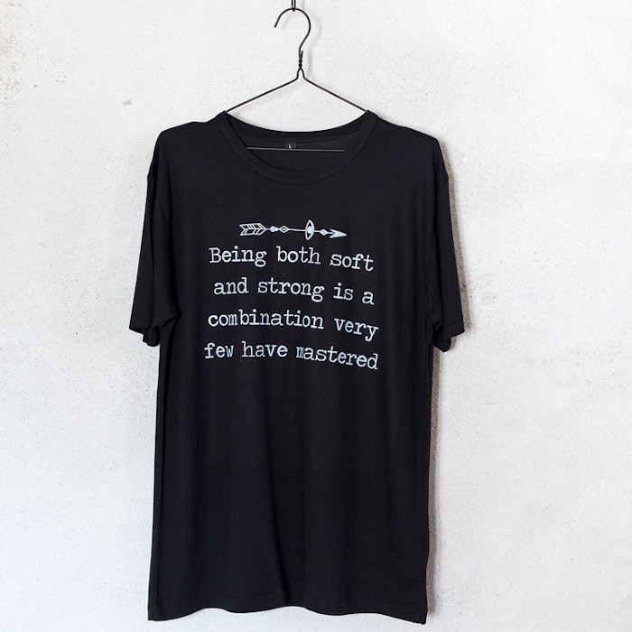 T-shirt "Being Both Soft And Strong..." Svart - Soul Factory