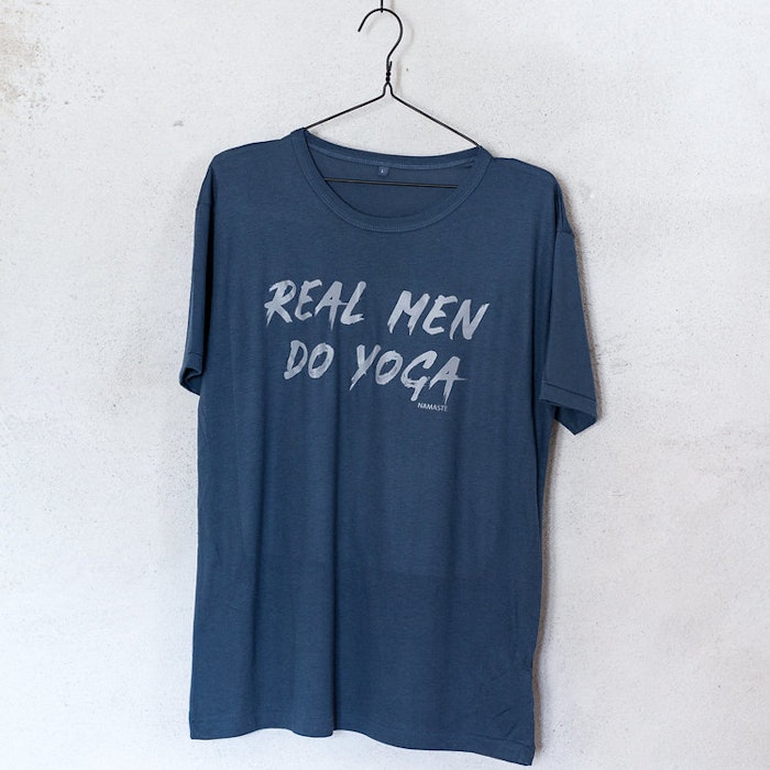 T-shirt "Real Men Do Yoga" Blå - Soul Factory