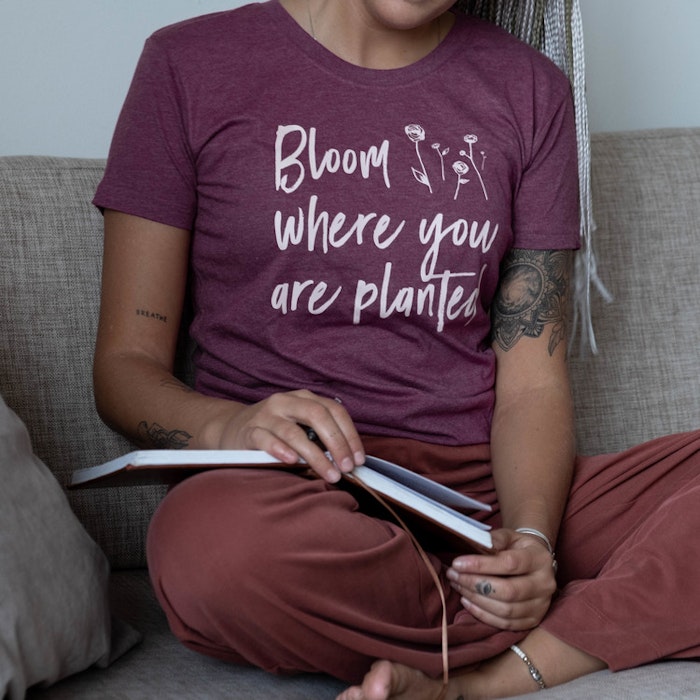 T-shirt "Bloom where you are planted" Plum - Yogia