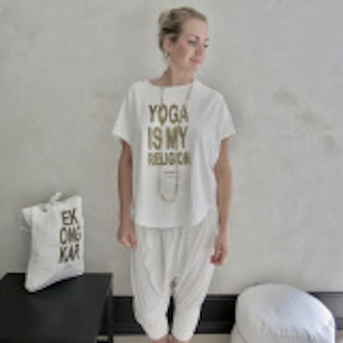 T-shirt Pärlvit Yoga Is My Religion - RAJ 108