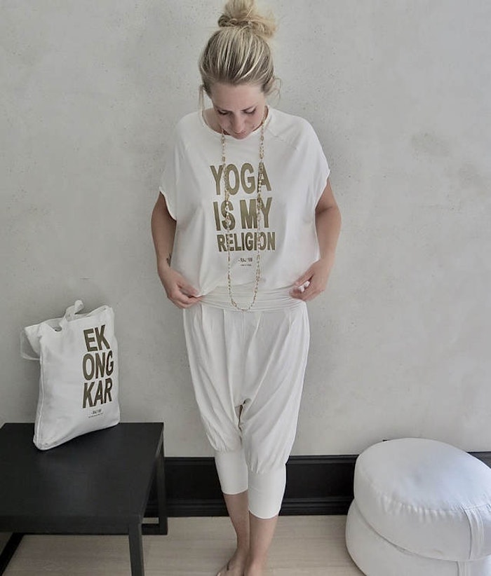 T-shirt Pärlvit Yoga Is My Religion - RAJ 108
