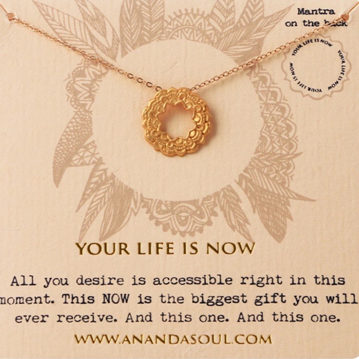 Halsband "Your life is now" Gold från Ananda Soul