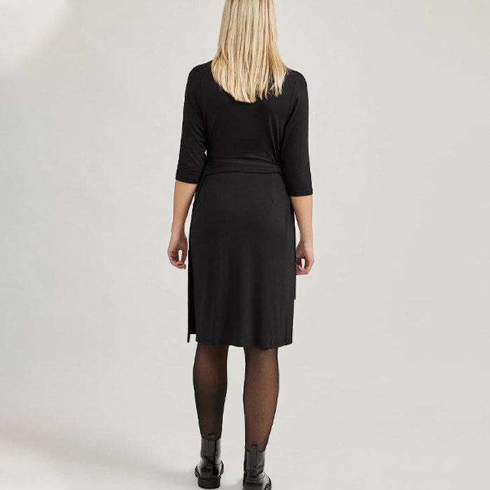 Klänning Ommy Wrap Dress Black - Movesgood