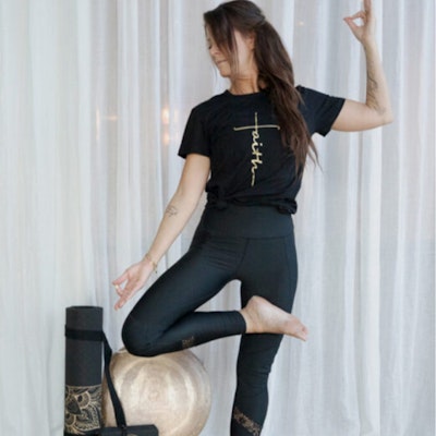 T-shirt "Faith" Svart - Vackraliv Yoga