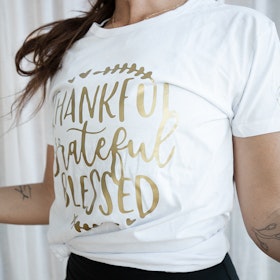 T-shirt "Thankful" Vit - Vackraliv Yoga