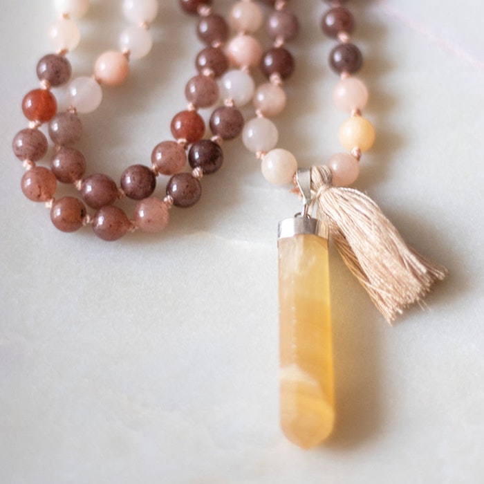 Mala halsband Spirit gul kalcit - Blush & Promise