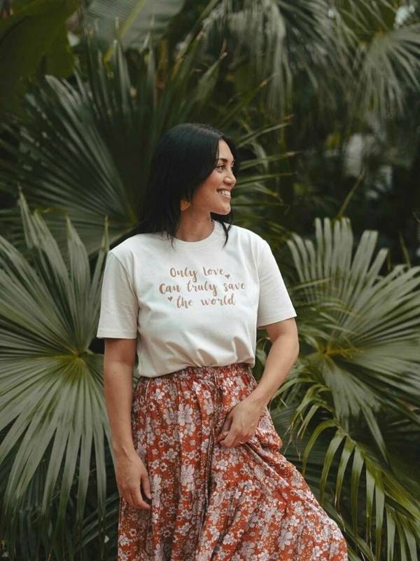 T-shirt "Only Love Can Truly Save The World" - Soul Factory
