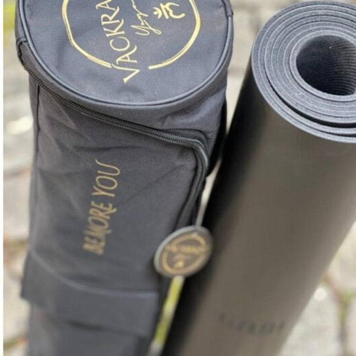 Yogamatta Aum Black 183x61cm 4 mm + Yogaväska - Vackraliv Yoga