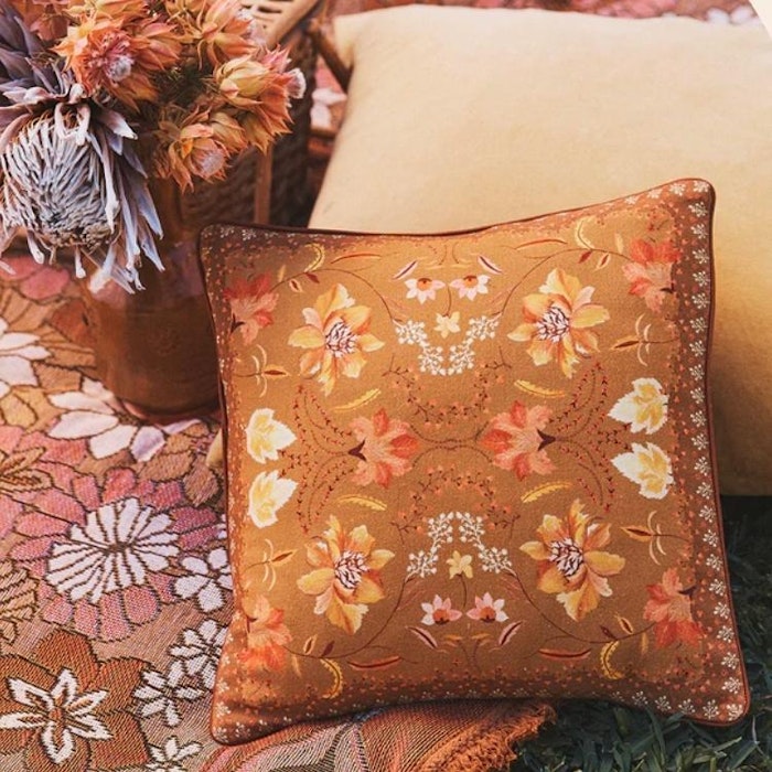 Kuddfodral Golden Folk Cushion - Wandering Folk