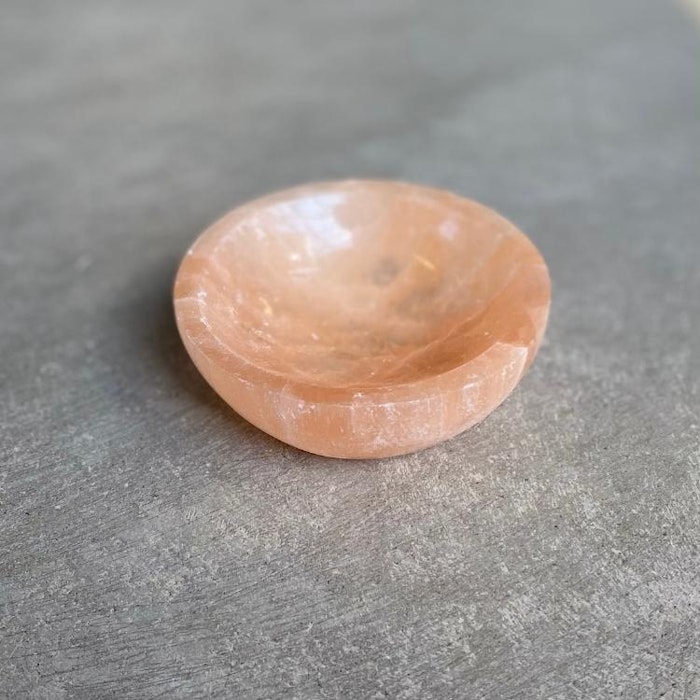 skål från sidan i kristall av rosarosa aprikos selenit