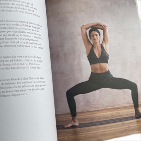 Bok Yoga Glädje - Hannah Barrett