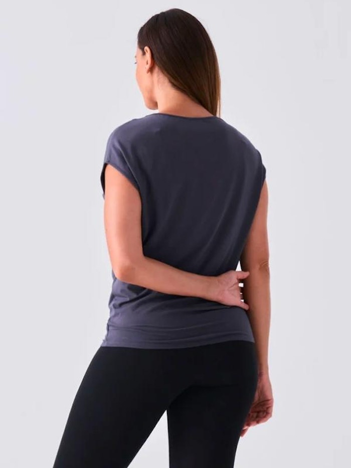 Yogatröja Modal Luxe Layer Tee Charcoal - Dharma Bums