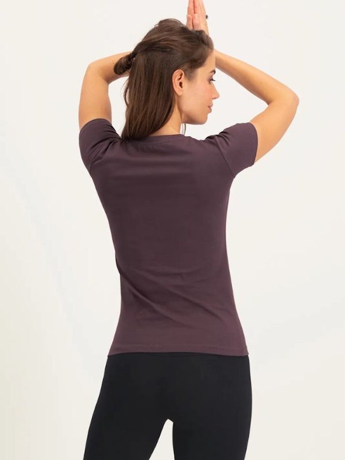 Yogatopp Om Core Tee Berry - Urban Goddess