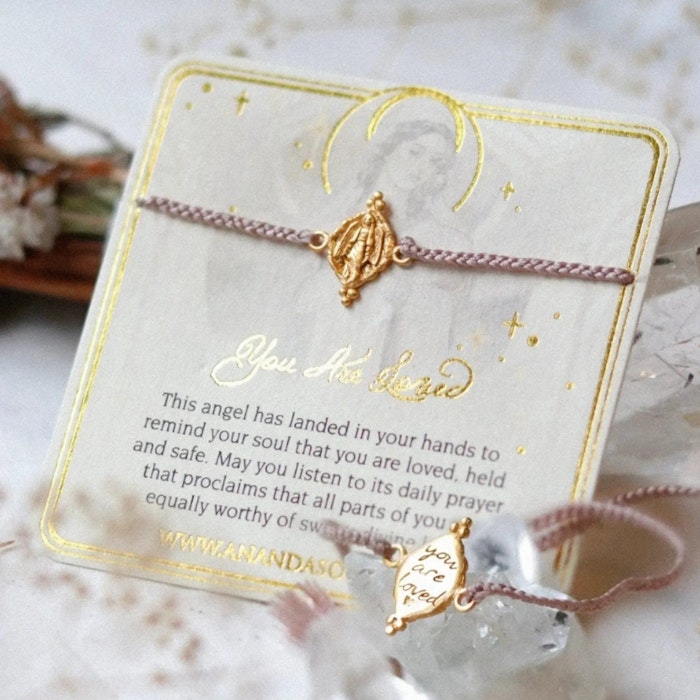 Armband "You are loved" förgyllt från Ananda Soul