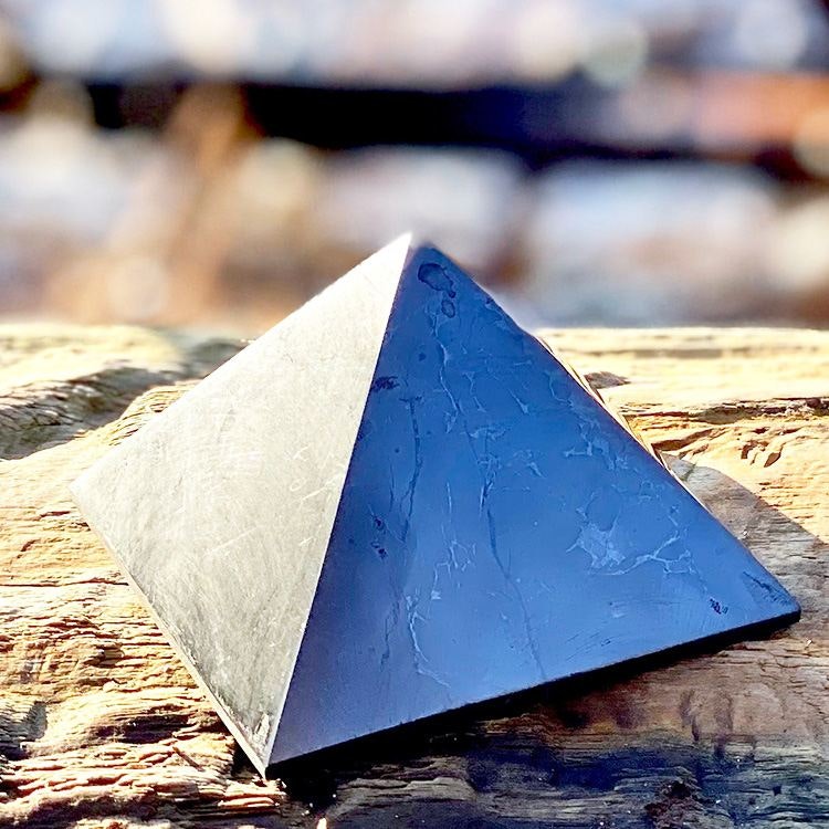 Shungit pyramid polerad 10 cm