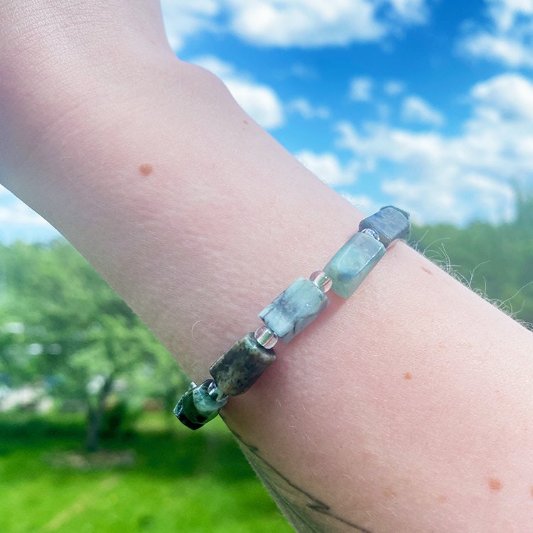 Smaragd (Polygon) 8-13mm pärlor Armband