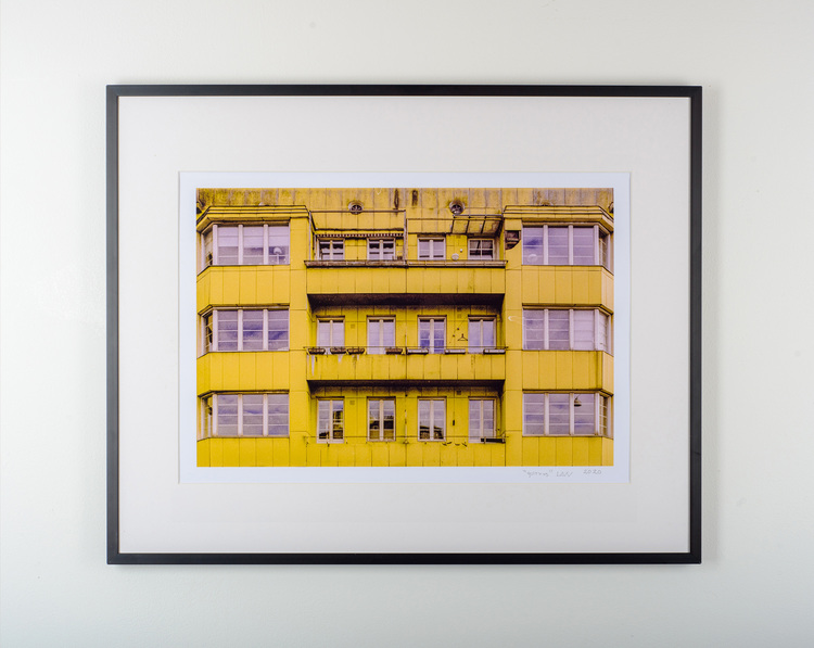 "gult hus” black frame