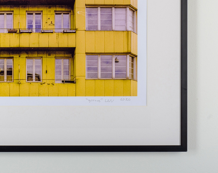 "gult hus” black frame
