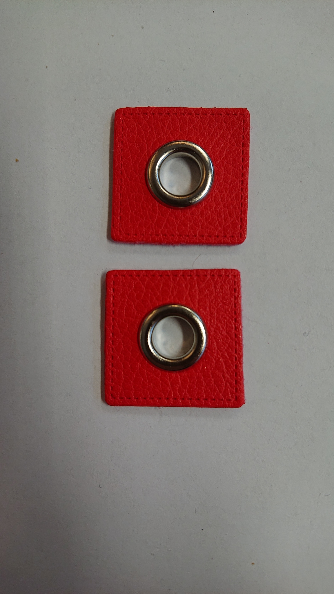 Öljettlapp - Röd Metall 2-pack 25x25mm