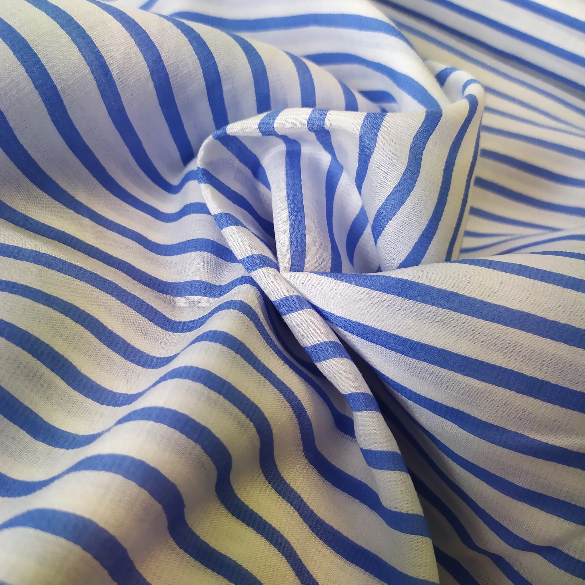 SOMMAR Bomull Blus Skjorta extra tunn , med otroligt fall. Vit botten blå ränder
