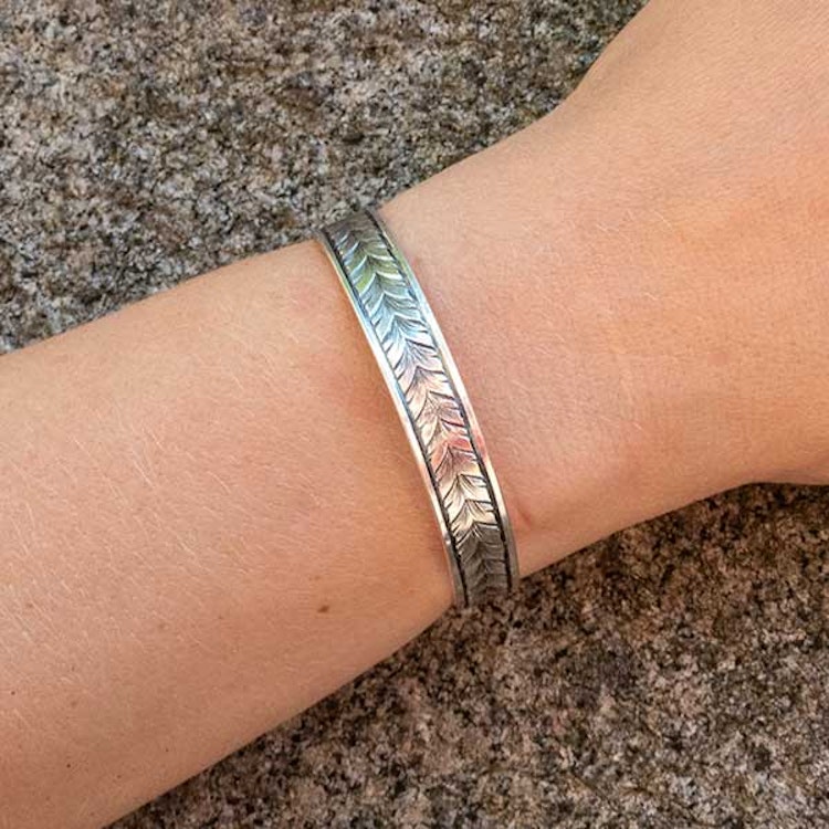 Hand-engraved bracelet: Running leaf