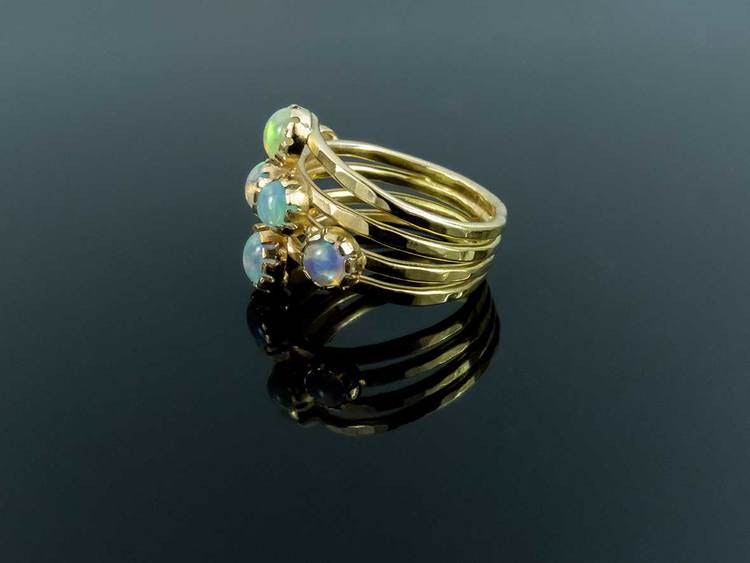 Guld ring med opaler